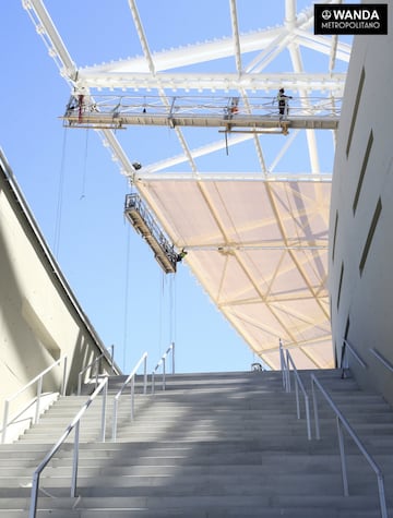Los empleados siguen trabajando en las alturas para culminar la cubierta del Wanda Metropolitano.