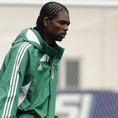 Roban 9.000 euros a Kanu nada más aterrizar en Rusia