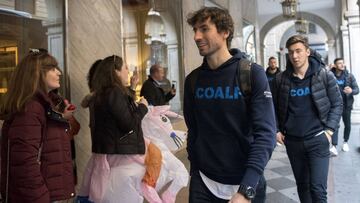 Pedro Mosquera, que apunta a titular, en su llegada a Granada.