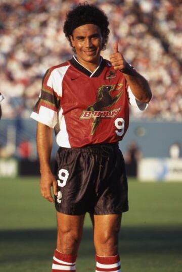 En 1996 fichó por el Dallas Burn de Estados Unidos, donde disputó 25 partidos y metió 11 goles.