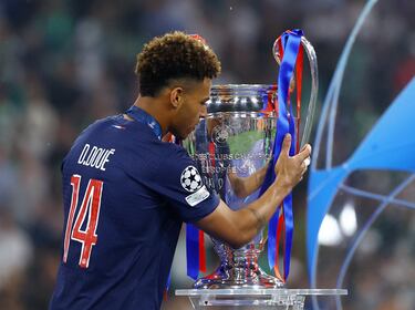 Los jugadores del Paris Saint-Germain celebran la victoria tras ganar la final de la UEFA Champions League entre el Paris Saint-Germain.