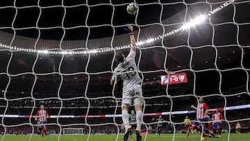 Oblak salvó el primer triunfo del Atlético en el Wanda Metropolitano con esta parada en el 89' a Rolán, del Málaga.