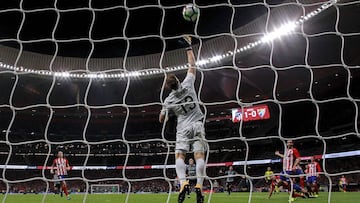 Oblak salv&oacute; el primer triunfo del Atl&eacute;tico en el Wanda Metropolitano con esta parada en el 89&#039; a Rol&aacute;n, del M&aacute;laga.