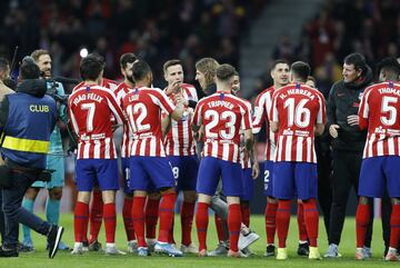 Los jugadores del Atlético de Madrid hacen pasillo a Filipe Luis durante el homenaje que los rojiblancos le han hecho antes del inicio del encuentro. 