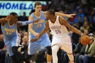 Kevin Durant junto a Quincy Miller y Timofey Mozgov.