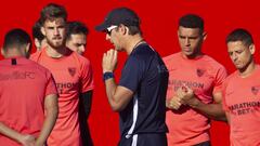 Lopetegui da indicaciones durante un entrenamiento del Sevilla.