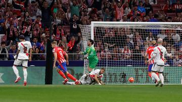 Centro de Giuliano Simeone llegando hasta lnea de fondo, encontrando a Sorloth en el segundo palo, que se 'come' a Lejeune y la manda a guardar con un remate a bocajarro.