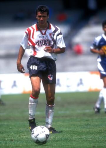 Jared Borgetti, máximo goleador histórico de la Selección Mexicana con 46 dianas, inició su carreraa en Atlas en 1993 bajo la dirección técnica de Marcelo Bielsa.