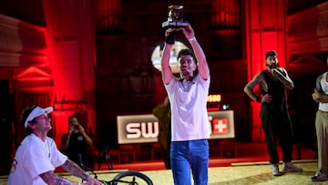 Varo Hernández con el trofeo del Battle of Hastings