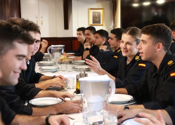 Princesa Leonor, con sus guardiamarinas en el comedor del buque Juan Sebastián de Elcano, el 31 de enero de 2025.
