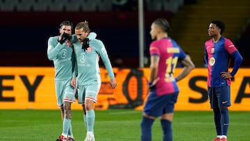 BARCELONA, 25/02/2025.- El delantero del Atlético Antoine Griezmann (2-i) celebra con Rodrigo de Paul (i) tras marcar el segundo gol, durante el partido de ida de las semifinales de la Copa del Rey que FC Barcelona y Atlético de Madrid disputan este martes en el estadio Olímpico Lluis Companys. EFE/Siu Wu