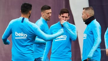 GRAFCAT6912 BARCELONA 5/4/2019.- Los jugadores del FC Barcelona, Luis Suarez (i), Leo Messi (c) y Jordi Alba (d), durante en el entrenamiento realizado por la plantilla azulgrana esta tarde en la Ciudad Deportiva Joan Gamper, de cara al partido de la Liga