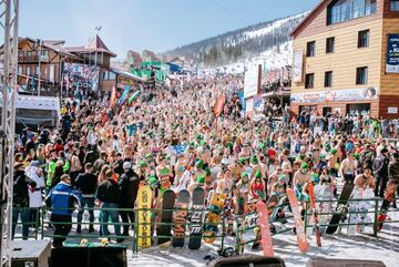 Descenso en bikini y ba?ador, tanto en esqu¨ª como en snowboard, de 1.761 personas.