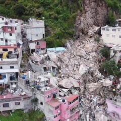 Entregan apoyos a familias afectadas del cerro Chiquihuite