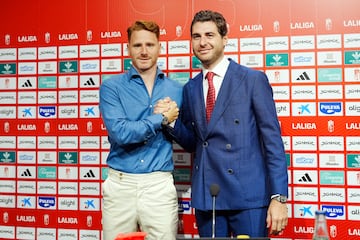 08-07 Presentacion del nuevo entrenador del Granada CF, Guillermo Abascal. En la imagen el entrenador junto al director deportivo Matteo Tognozzi.