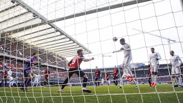 El jugador del Real Madrid, Sergio Ramos, marca el 1-2 al Osasuna. 