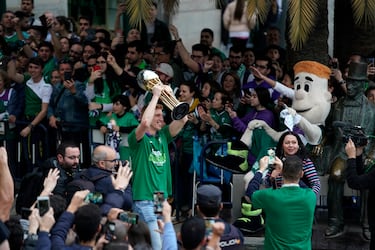Málaga se echa a la calle para festejar la histórica Copa del Unicaja