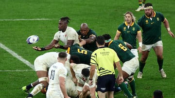 El jugador de los Springboks Mbongeni Mbonambi disputa el oval con Maro Itoje en el partido de semifinales del Mundial de Rugby entre Inglaterra y Sudáfrica.