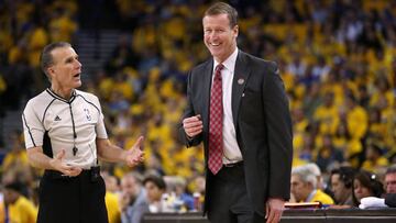 Terry Stotts, entrenador de Portland Trail Blazers, charla con un árbitro.