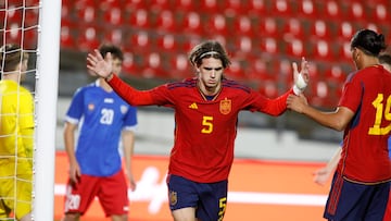 Yarek Gasiorowski celebra uno de sus tres goles ante Moldavia.