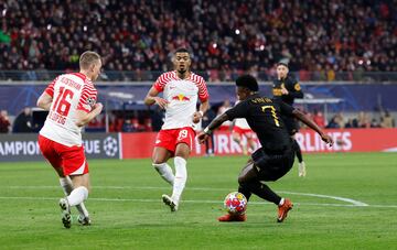 Contraataque del Real Madrid. El jugador brasileño, rompe la cintura a Lukas Klostermann dentro del área, se saca un disparo con el exterior del pie derecho y el balón se estrella en el poste izquierdo de la portería de Péter Gulács.