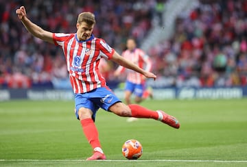 2-0. Alexander Sorloth encara a Aritz Elustondo, se interna en el rea y saca un disparo cruzado con la izquierda superando la estirada de Alejandro Remiro.