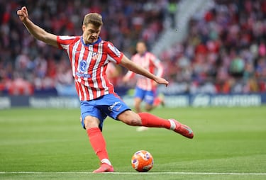 2-0. Alexander Sorloth encara a Aritz Elustondo, se interna en el área y saca un disparo cruzado con la izquierda superando la estirada de Alejandro Remiro.