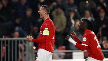 Eindhoven (Netherlands), 08/11/2023.- Luuk de Jong of PSV Eindhoven (L) celebrates with his teammates after scoring the 1-0 goal during the UEFA Champions League group B soccer match between PSV Eindhoven and RC Lens, in Eindhoven, the Netherlands, 08 November 2023. (Liga de Campeones, Países Bajos; Holanda) EFE/EPA/MAURICE VAN STEEN
