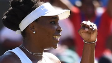 Venus Williams celebra su victoria en primera ronda de Wimbledon tras derrotar a la sueca Johanna Larsson