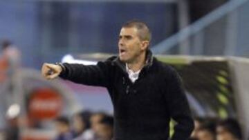 El entrenador del Eibar, Gaizka Garitano, durante el partido de Liga en Primera División ante el Celta disputado esta noche en el estadio de Balaídos, en Vigo.