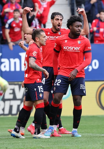 Fue uno de los mejores de Osasuna en su victoria ante el Espanyol. Un espectáculo en salida de balón. Acertó en casi todos los pases y logró hasta en seis ocasiones desplazar el balón en largo hasta el último tercio de campo rival. En defensa logró recuperar once balones e interceptar otros cuatro.


