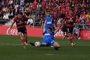 El joven delantero del Girona, cedido en Anduva, ha entrado en la historia del Mirandés. Su gol ante el Amorebieta, tras una buena combinación con Carlos Martín, fue el perfecto resumen de su buena temporada.