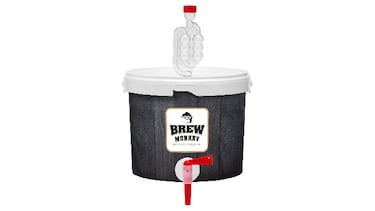 Convertir a tu mejor amigo en un maestro cervecero es un regalo original... y este kit te lo demuestra (es lo más vendido)