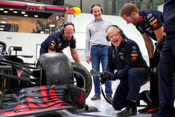 Boris Johnson, primer ministro de Gran Bretaña, visitó ayer la fábrica de Red Bull Racing en Milton Keynes y puso en práctica las enseñanzas de sus mecánicos para efectuar un cambio de ruedas. No es mala escuela, los energéticos firmaron este año en Brasil el pit stop más rápido de la historia de la Fórmula 1: duró 1,82 segundos.