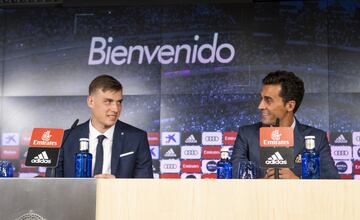 El joven portero ucraniano de 19 años ha sido presentado en el Santiago Bernabéu de la mano de Florentino Pérez y acompañado de su familia.