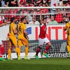 Al Frankfurt le dan la vuelta con un desaparecido Marco Fabián