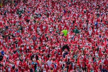 11.000 corredores disfrazados de Papá Noel han celebrado la nueva edición de la carrera más navideña, familiar y divertida de Madrid.