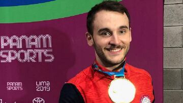 Tomás González muestra su medalla de oro.