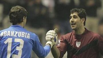 <b>NO PUDO SEGUIR.</b> El guardameta titular del Athletic tuvo que ser sustituido en el encuentro de anoche ante el Sevilla.