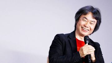 Shigeru Miyamoto sonriendo en una comparecencia pública.