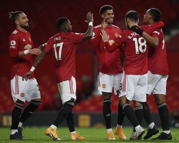 Manchester (United Kingdom), 20/12/2020.- Manchester United's Bruno Fernandes celebrates with teammates after scoring the 6-1 during the English Premier League