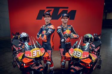 Pedro Acosta y Brad Binder posan sobre la KTM RC16 