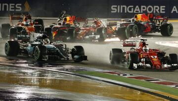 Verstappen toca a Raikkonen y 谷ste se lleva por delante a Vettel que sigue a duras penas. La inercia del Ferrari del finland谷s hace un recto en la primera curva y se atropella al Mclaren de Alonso que se puso 3? en la salida.
