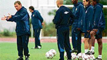 <b>CEMENTE LES QUIERE UNIDOS</B>. Clemente desea que la derrota en el derby no pase factura a los suyos. El vasco les ha dado varias sesiones de terapia futbolística, en las que les ha convencido de su nivel para salir del pozo de la clasificación.