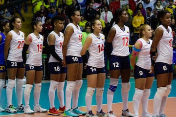 La Selección Colombia de voleibol detonó alegría en el Coliseo El Salitre al ganarle a Perú 3-0. El país sueña con un cupo a Tokio que se define contra Argentina.