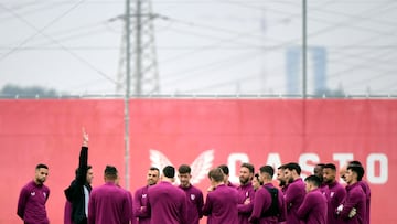 Diego Alonso, durante la charla a sus futbolistas ayer.