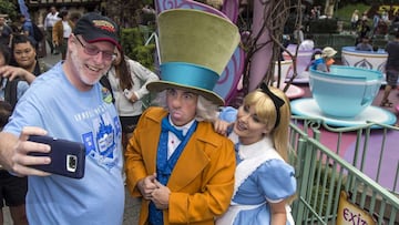 Jeff Reitz, californiano de 50 años de edad, recibió un récord guiness después de visitar el parque temático Disneyland por 2 mil 995 días conseuctivos.