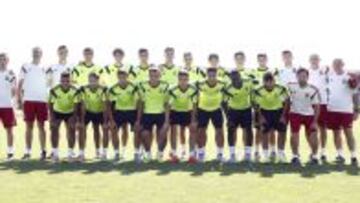 PREPARADOS PARA HACER ALGO GRANDE. La Sub-19 ya está en Grecia. Este es el equipo. Arriba: Santi Denia, España (entrenador de porteros), Celades (segundo técnico), Gómez Perlado (preparador físico), Simón, Rodrigo, Carlos Fernández, Merino, José Carlos, Mayoral, Vallejo, Meré, Caricol, Sivera, Luis de la Fuente (técnico) y Pedro Sánchez (fisioterapeuta). Abajo: Nahuel, Pedraza, Marín, San Emeterio, Concha, Asensio, Pape Cheikh, Ceballos y Ródenas (fisioterapeuta).