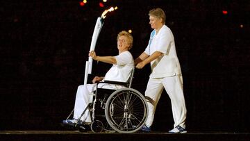 La ex atleta Betty Cuthbert porta la antorcha ol&iacute;mpica durante la ceremonia de inauguraci&oacute;n de los Juegos Ol&iacute;mpicos de Sydney 2000. 