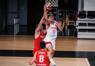 Juan Núñez entra a canasta ante Polonia en el duelo de octavos del Europeo Sub-20.